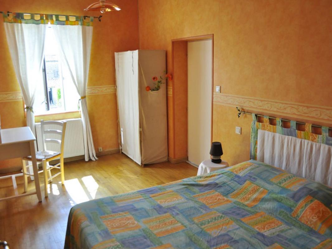 Chambre avec grand lit