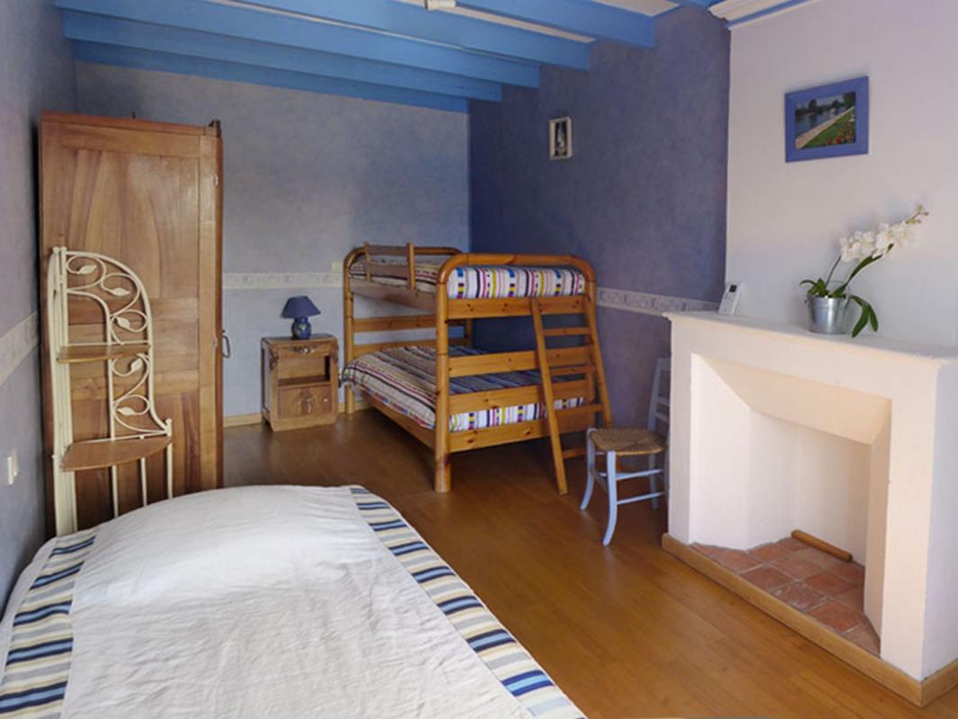 Chambre avec 3 lits