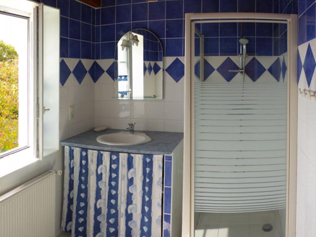 Chambre avec 3 lits