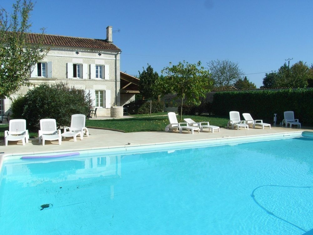La piscine et la terrasse
