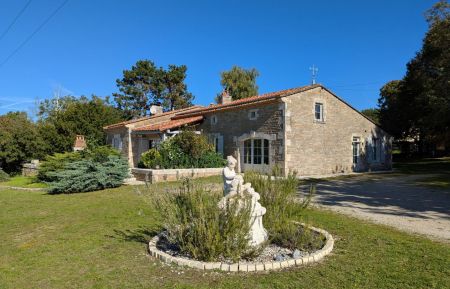 Maison indépendante avec grand jardin arboré clos Gîte n°16G1049 Ruffec - Charente - Maison indépendante avec grand jardin arboré clos