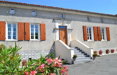 G&icirc;te n&deg;16G3096 Champagne-Vigny - Charente - Fa&ccedil;ade du g&icirc;te