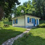 G&icirc;te 4 pers. avec grands espaces verts et jeux d'ext&eacute;rieur pour enfants.