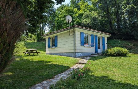 G&icirc;te n&deg;16G31184 Magnac-l&egrave;s-Gardes - Charente - G&icirc;te 4 pers. avec grands espaces verts et jeux d'ext&eacute;rieur pour enfants.