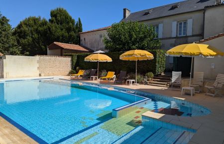 Piscine (11x7 m, barrière de protection, couverture et rampe PMR), chauffée en mi-saison, ouverte de fin mai à mi-septembre. Gîte n°16G40541 Saint-Cybardeaux - Charente - Piscine (11x7 m, barrière de protection, couverture et rampe PMR), chauffée en mi-saison, ouverte de fin mai à mi-septembre.
