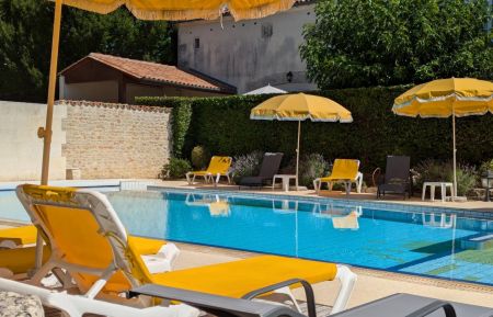 La piscine commune Gîte n°16G40543 Saint-Cybardeaux - Charente - La piscine commune