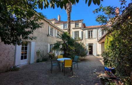 Chambre d'h&ocirc;tes n&deg;16G9416 Ch&acirc;teauneuf-sur-Charente - Charente - Cour int&eacute;rieure 