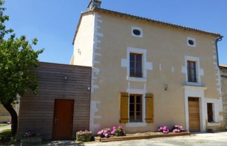 G&icirc;te n&deg;16G10882 La Boixe - Charente - Fa&ccedil;ade du g&icirc;te 