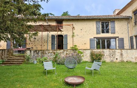 G&icirc;te n&deg;16G2033 Confolens - Charente - Fa&ccedil;ade du g&icirc;te 