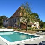 Façade du gîte 10 pers. et piscine Façade du gîte 10 pers. et piscine