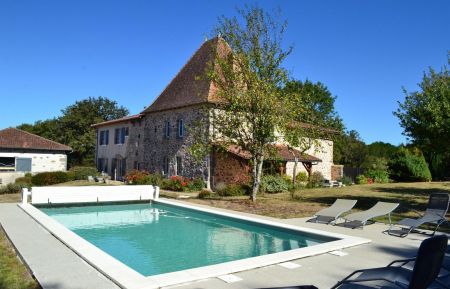 Façade du gîte 10 pers. et piscine Gîte n°16G20643 Esse - Charente - Façade du gîte 10 pers. et piscine