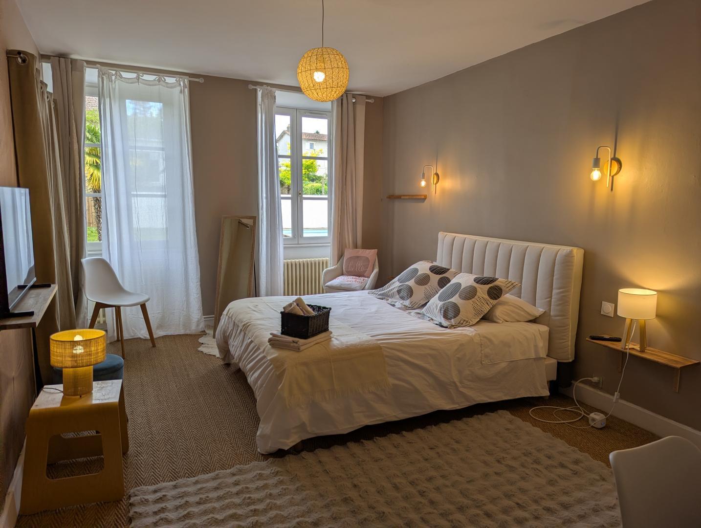 Chambre 2 avec lit 160 x 200 avec salle de bain privative et coin cuisine communicants. WC privatifs attenants. photo 1