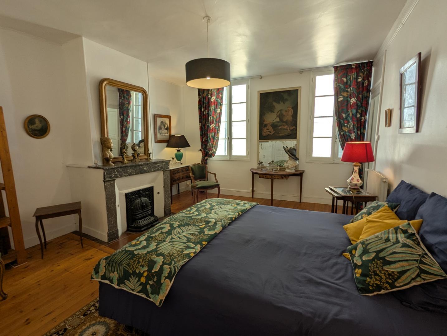 Chambre Amélie avec un lit en 160 x 200 et salle d'eau privative avec WC. photo 1