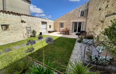 G&icirc;te n&deg;16G6047 Vindelle - Charente - Le jardin clos 