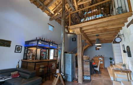 Chambre d'h&ocirc;tes n&deg;16G9310 Saint-Laurent-des-Combes - Charente - S&eacute;jour de 65 m&sup2; avec charpente apparente, bar, po&ecirc;le de masse, biblioth&egrave;que et mezzanine avec jeux.