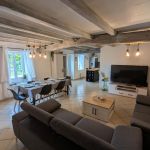 Le s&eacute;jour avec coin salon, espace repas et cuisine am&eacute;nag&eacute;e