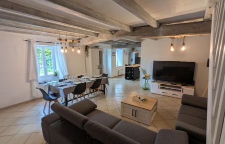 G&icirc;te n&deg;16G4106 Juillac-le-Coq - Charente - Le s&eacute;jour avec coin salon, espace repas et cuisine am&eacute;nag&eacute;e