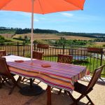 La terrasse avec vue sur le jardin et la vall&eacute;e 