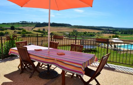 La terrasse avec vue sur le jardin et la vallée Gîte n°16G5052 Combiers - Charente - La terrasse avec vue sur le jardin et la vallée