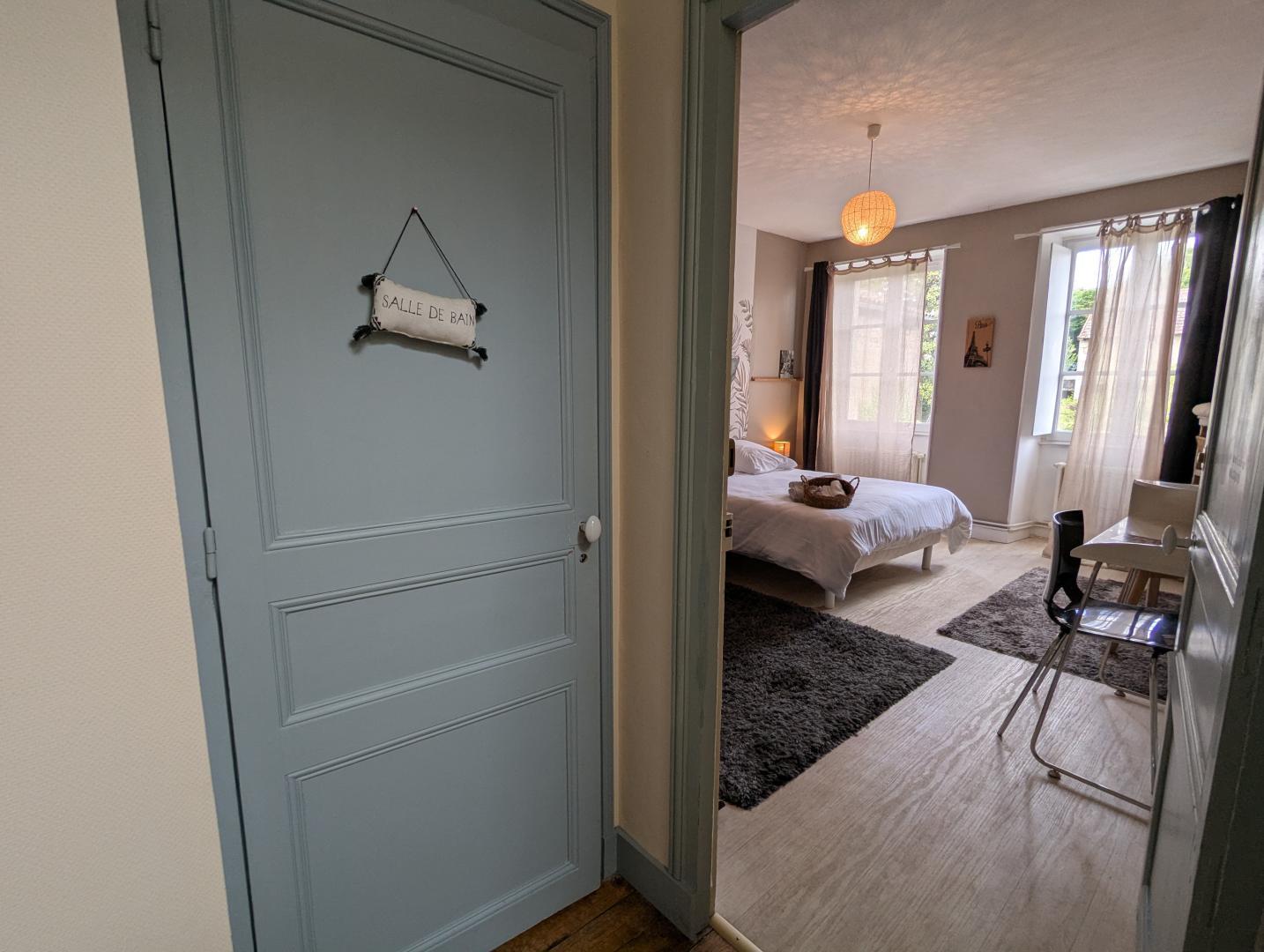 Chambre 3 avec lit 160 x 200 et salle d'eau privative avec WC. photo 13