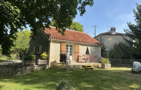 G&icirc;te n&deg;16G4102 Ligni&egrave;res-Ambleville - Charente - Fa&ccedil;ade du g&icirc;te 