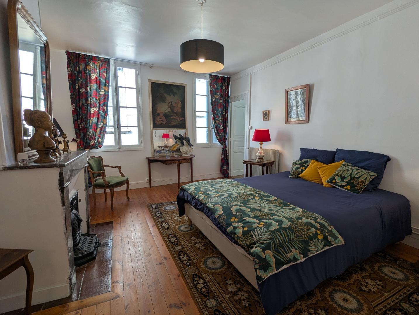 Maison principale : chambre Amélie avec lit 160 x 200 et salle d'eau privative avec WC. photo 13
