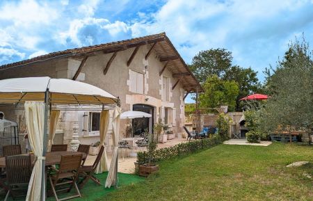 Jardin privatif non clos de 500m² et terrasse de 60m² avec de nombreux salons de jardin Gîte n°16G3105 Aubeterre-sur-Dronne - Charente - Jardin privatif non clos de 500m² et terrasse de 60m² avec de nombreux salons de jardin