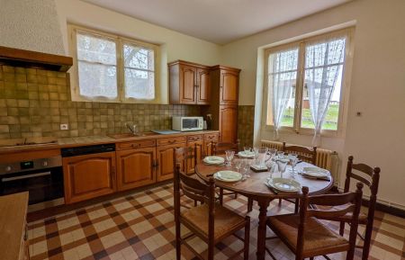 G&icirc;te n&deg;16G3013 Blanzaguet-Saint-Cybard - Charente - Le c&ocirc;t&eacute; cuisine et repas