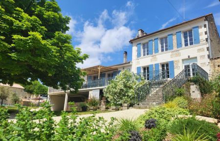 G&icirc;te n&deg;16G4094 Vaux-Rouillac - Charente - Le g&icirc;te depuis le jardin 
