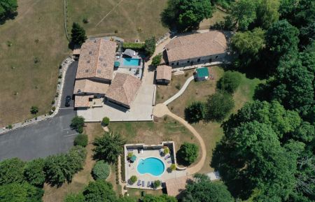 G&icirc;te n&deg;16G50236 Rouz&egrave;de - Charente - Vue a&eacute;rienne du site 