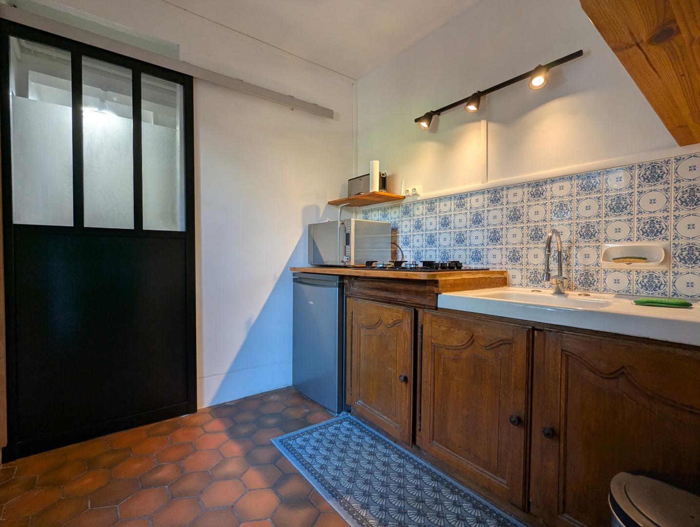 Appartement "Côté jardin" : kitchenette aménagée photo 25