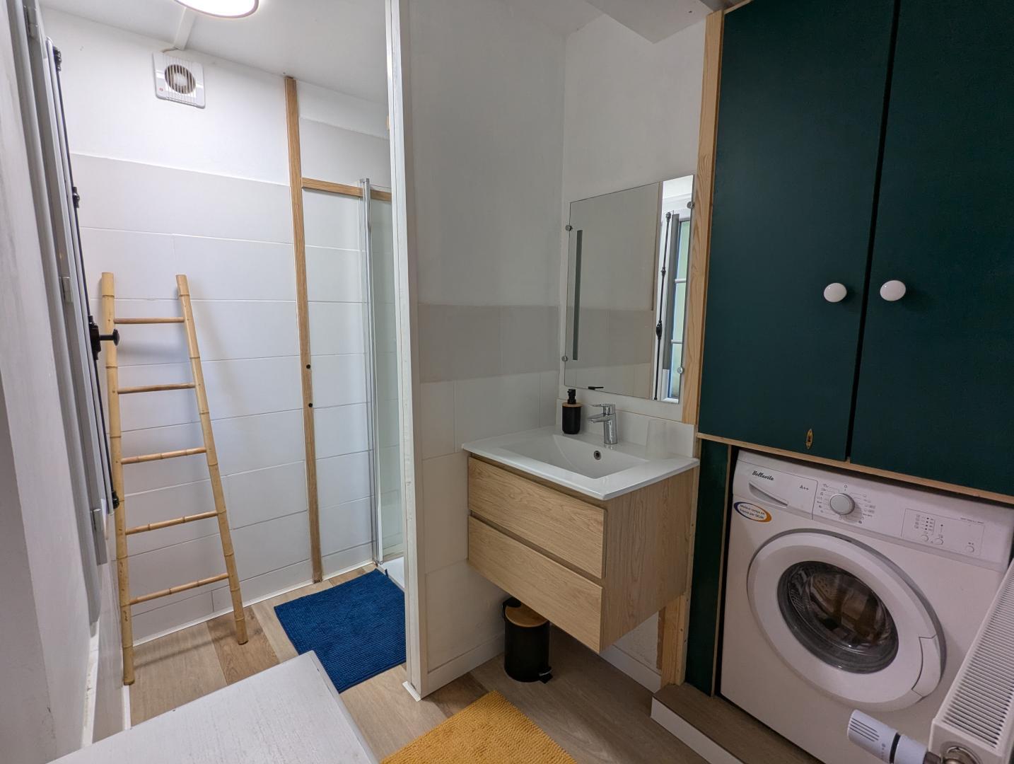 Appartement "Côté jardin" : la salle d'eau photo 27