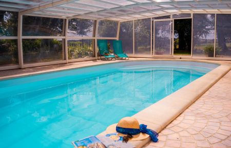G&icirc;te n&deg;16G30752 Nonac - Charente - Piscine couverte
