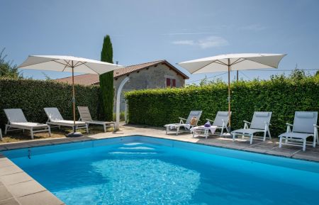Piscine privative du 01/06 au 30/09 (8x4 m, prof. 1m40) avec barrière + volet de protection + alarme, terrasse, douche Gîte n°16G40693 Bellevigne - Charente - Piscine privative du 01/06 au 30/09 (8x4 m, prof. 1m40) avec barrière + volet de protection + alarme, terrasse, douche