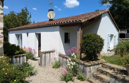 G&icirc;te n&deg;16G2048 Lessac - Charente - G&icirc;te ind&eacute;pendant pour 2 pers. avec vue d&eacute;gag&eacute;e sur l'&eacute;tang et les bois