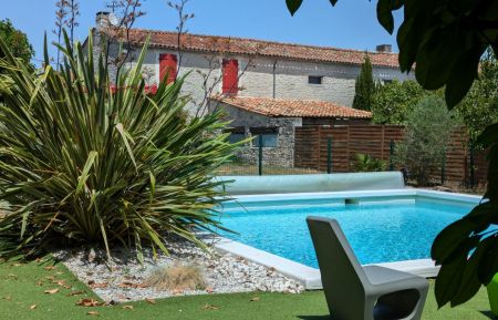 G&icirc;te n&deg;16G40782 Douzat - Charente - G&icirc;te 12 pers. avec jardin et piscine privative. 
