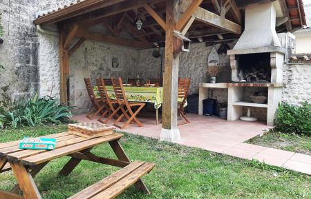 G&icirc;te n&deg;16G4053 Bellevigne - Charente - La terrasse couverte