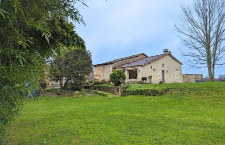 G&icirc;te n&deg;16G6012 Mouthiers-sur-Bo&euml;me - Charente - Le g&icirc;te vue du jardin