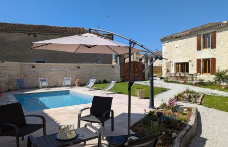 G&icirc;te n&deg;16G6053 Marsac - Charente - Cour avec piscine
