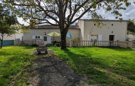 G&icirc;te n&deg;16G3038 Barret - Charente - Fa&ccedil;ade du g&icirc;te avec terrasse et jardin 