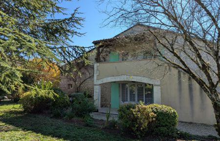 G&icirc;te n&deg;16G60642 Dirac - Charente - Entr&eacute;e par la terrasse couverte en rez-de-chauss&eacute;e