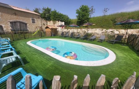 G&icirc;te n&deg;16G40942 Vaux-Rouillac - Charente - Piscine privative chauff&eacute;e de 8,5x4,5m avec mur de protection
