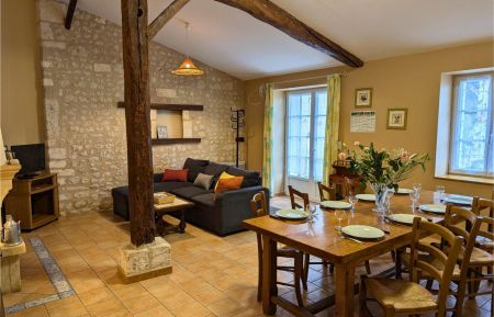 G&icirc;te n&deg;16G30752 Nonac - Charente - Entr&eacute;e sur s&eacute;jour 