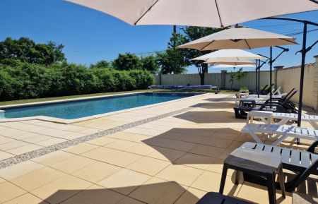 G&icirc;te n&deg;16G40572 Mons - Charente - La piscine 