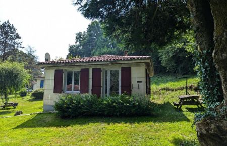 Gîte 4 pers. avec grands espaces verts et jeux d'extérieur pour enfants. Gîte n°16G31183 Magnac-lès-Gardes - Charente - Gîte 4 pers. avec grands espaces verts et jeux d'extérieur pour enfants.