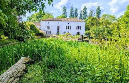 G&icirc;te n&deg;16G2072 Saint-Mary - Charente - G&icirc;te entour&eacute; d'eau et arbor&eacute;