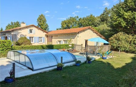 Gîte avec terrasse et jardin clos privatif plus piscine privative Gîte n°16G3056 Saint-Romain - Charente - Gîte avec terrasse et jardin clos privatif plus piscine privative